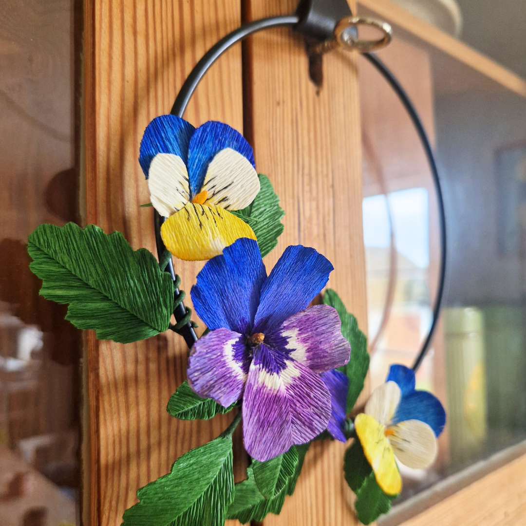 Stedmoderblomster på dekorationsring